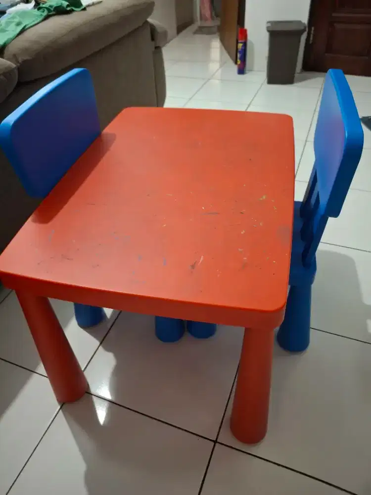 Ikea Meja & 2 Kursi Anak portable & ringan