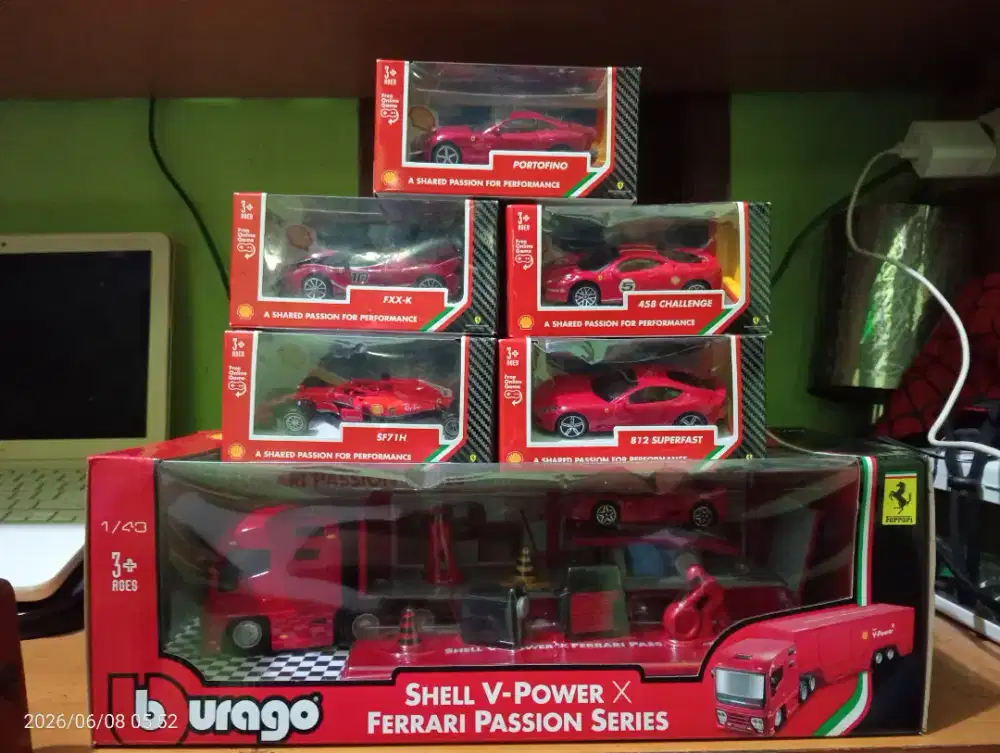 Diecast miniatur mobil edisi khusus dari Shell dengan skala 1:43.