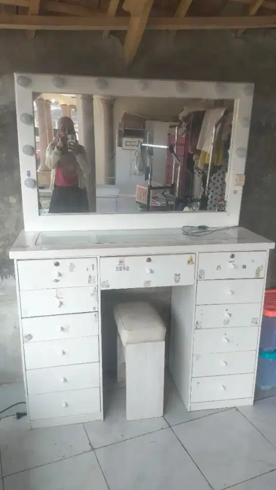 Lemari meja rias bekas