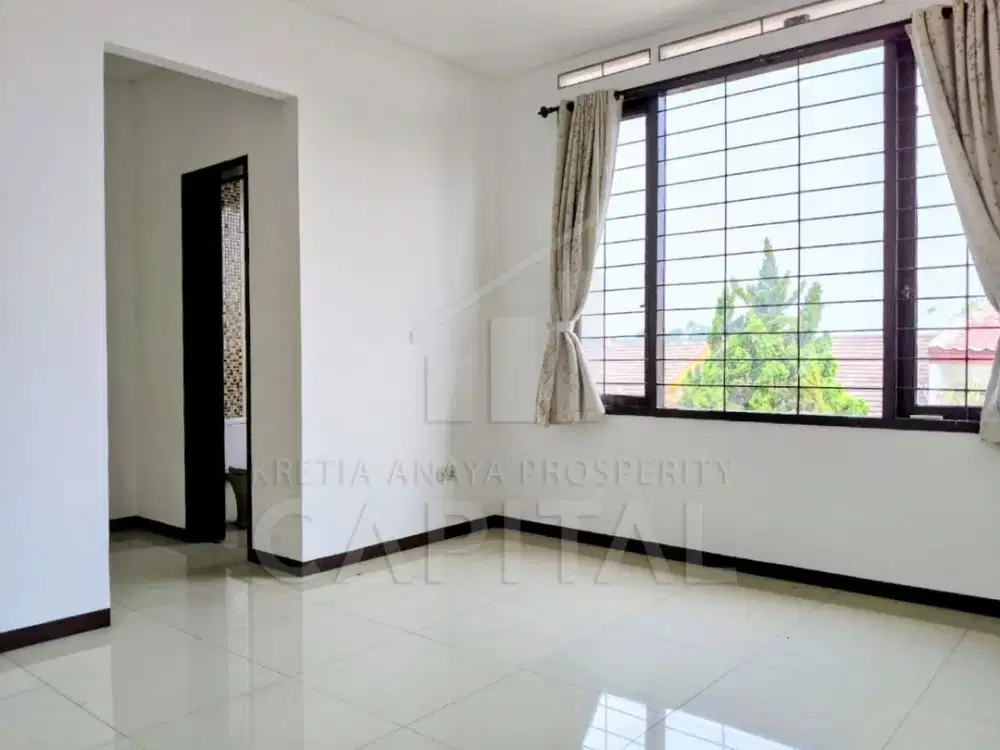 RUMAH MINIMALIS DENGAN PENCAHAYAAN BAGUS DI SETRADUTA BANDUNG UTARA