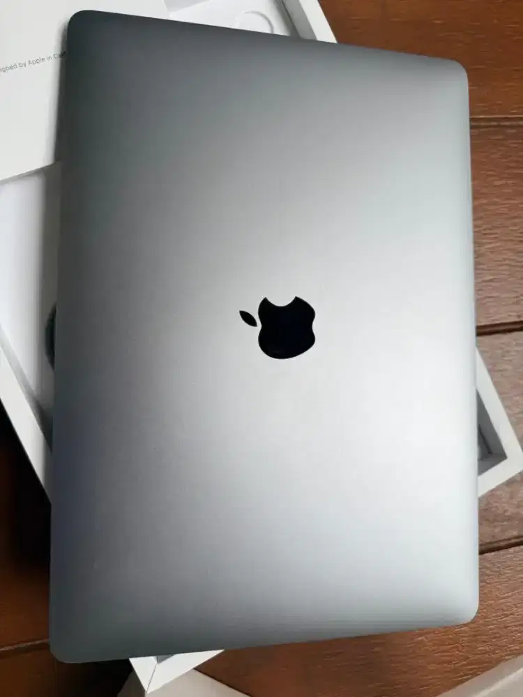 Laptop Macbook Pro M1 8/256 tahun 2020