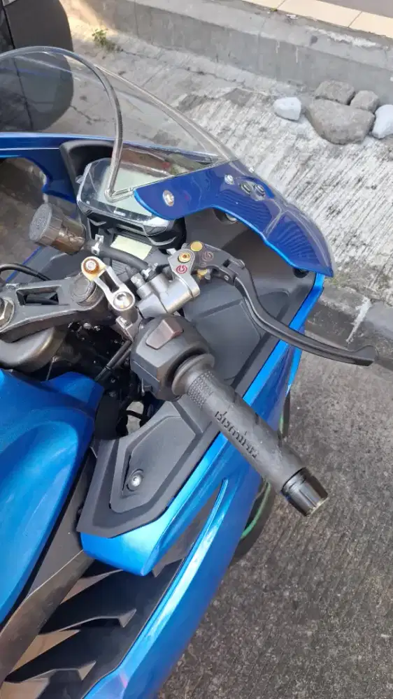 MOTOR SUZUKI BIRU R150