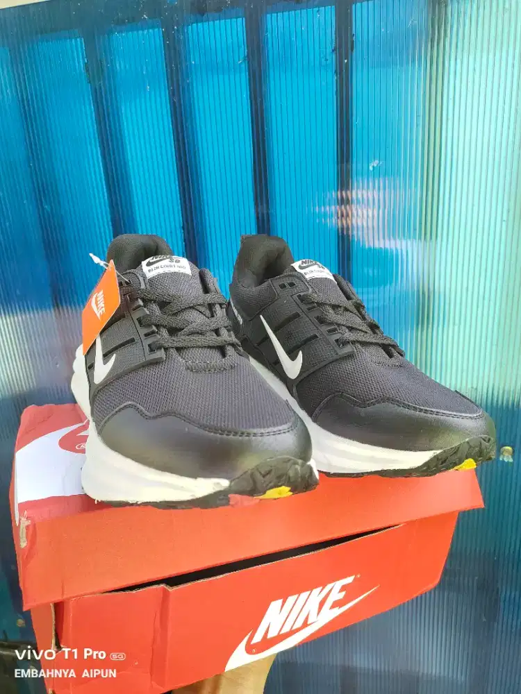Sepatu olahraga lari running