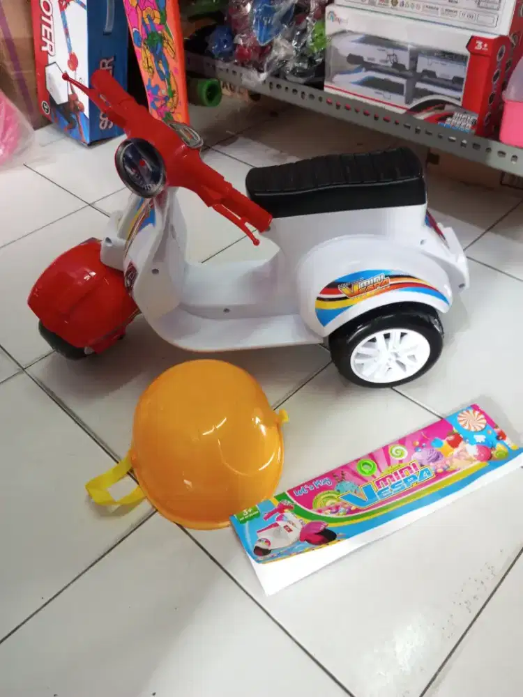 Mainan Anak Vespa Naik Helm
