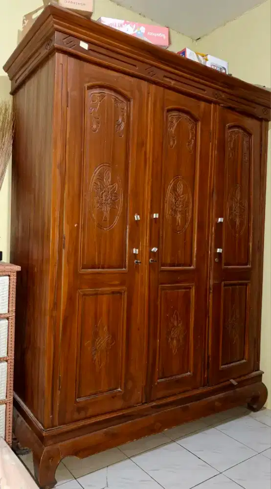 Lemari Pakaian Kayu Jati