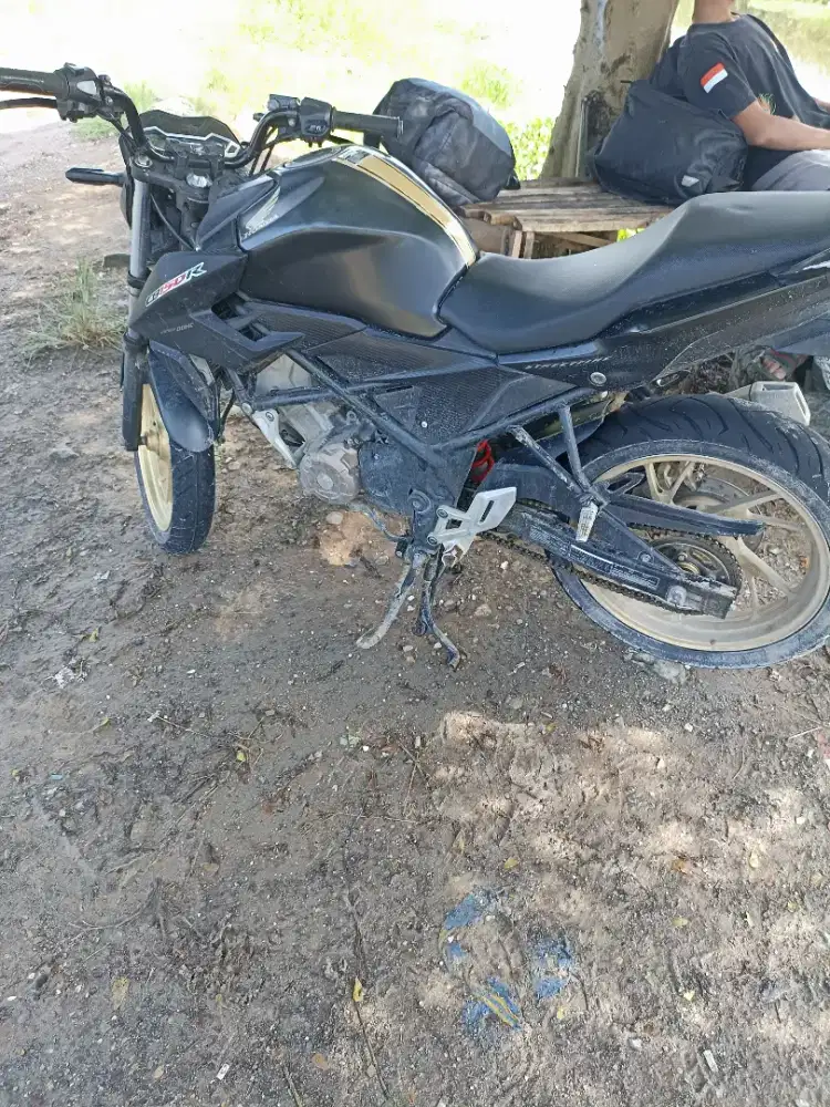 CB150R 2017 V2 warna hitam