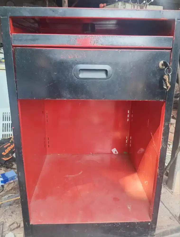 Di jual rak kasir bahan plat besi masih bagus