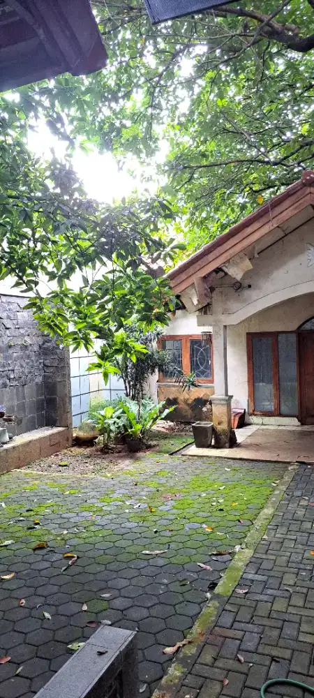 Dijual sebuah rumah lt 407 m2 strategis