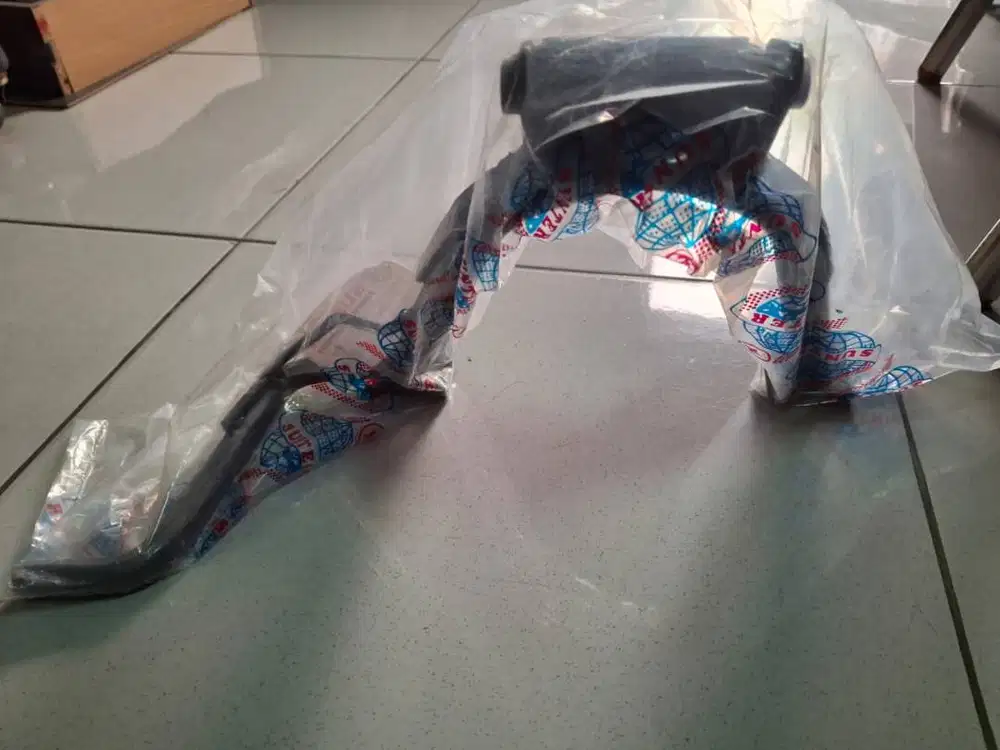 Cagak tengah untuk kereta