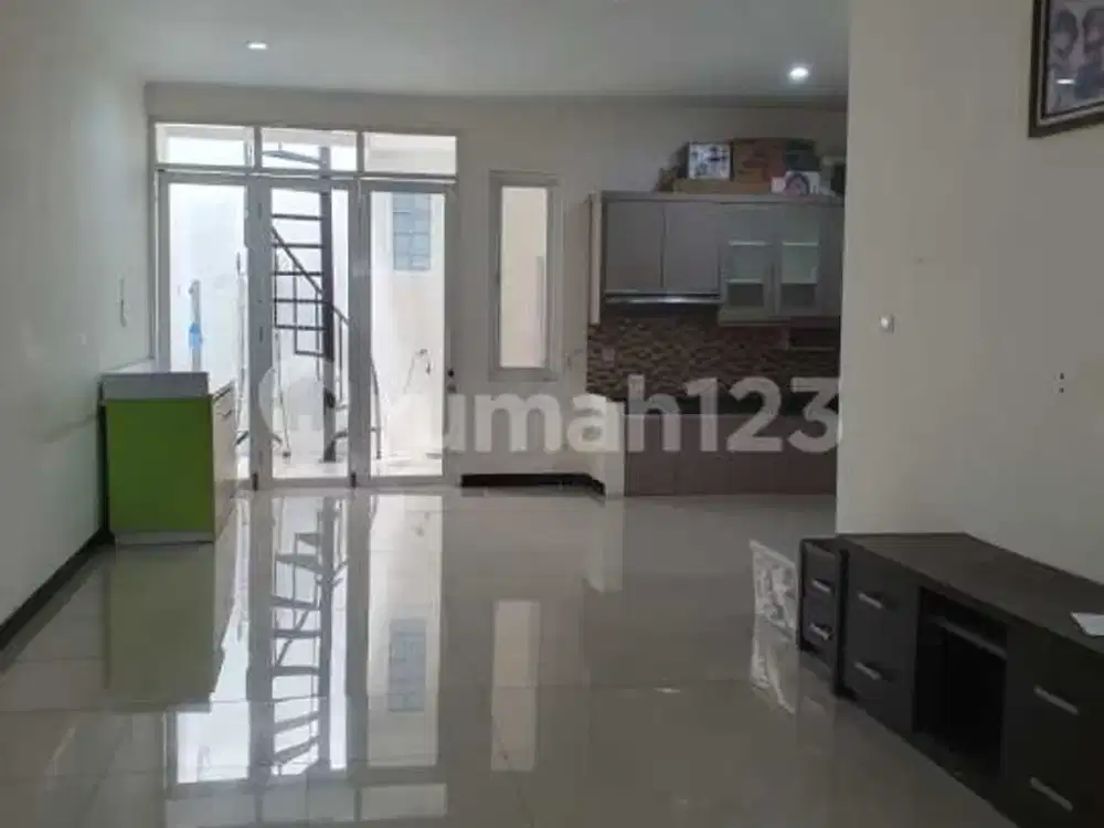 Dijual Rumah Siap Huni 2 lantai di Taman Kopo Indah 5