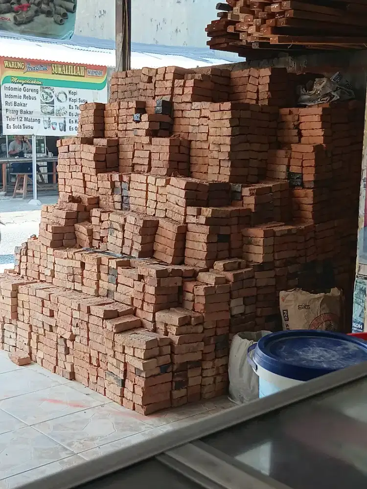 Kuli di toko material