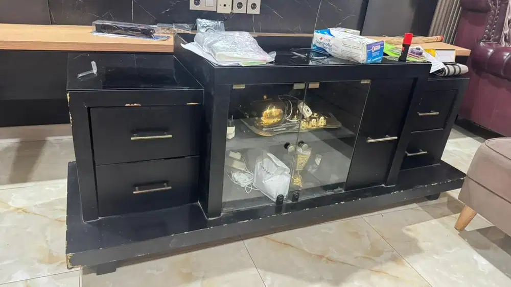Meja tv keluarga kayu berlaci banyak
