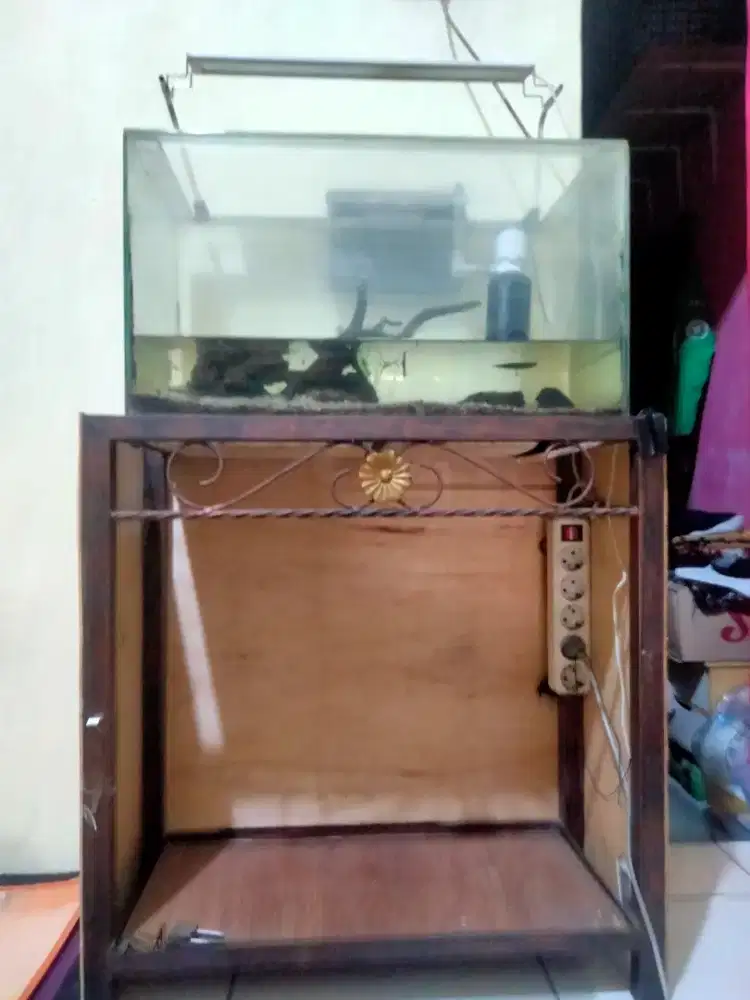 Akuarium dan meja besi