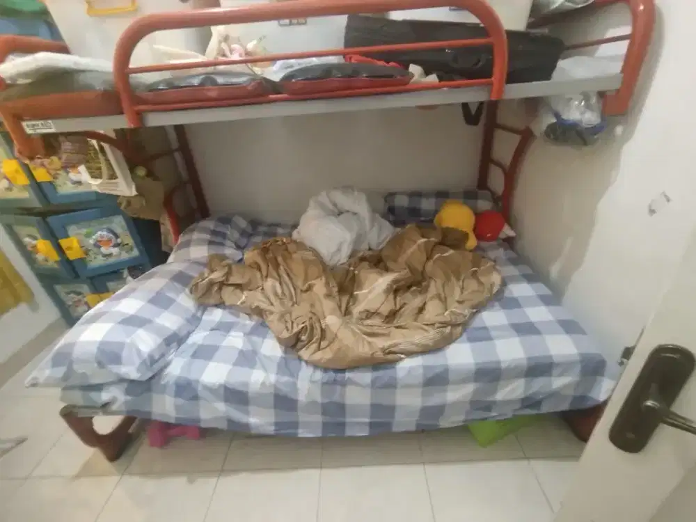 Ranjang susun besi bekas