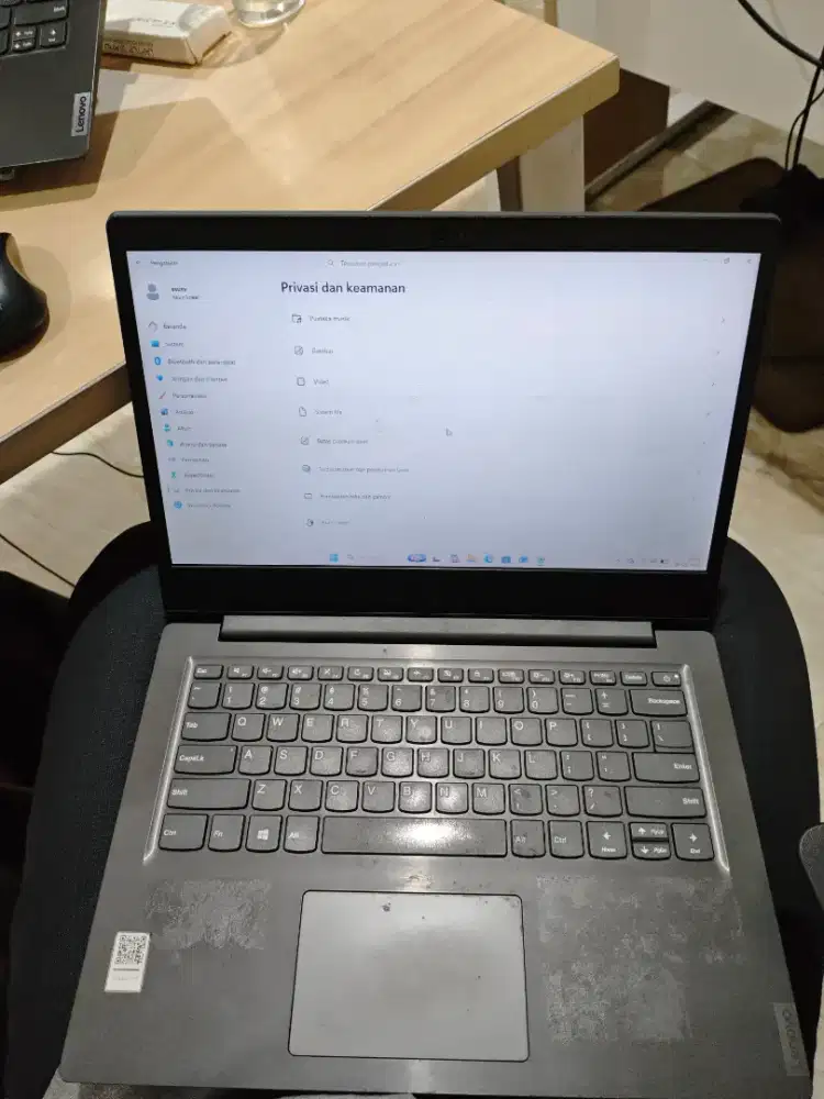 Lenovo V14-ADA bekas jarang di pake mash sangat mulus
