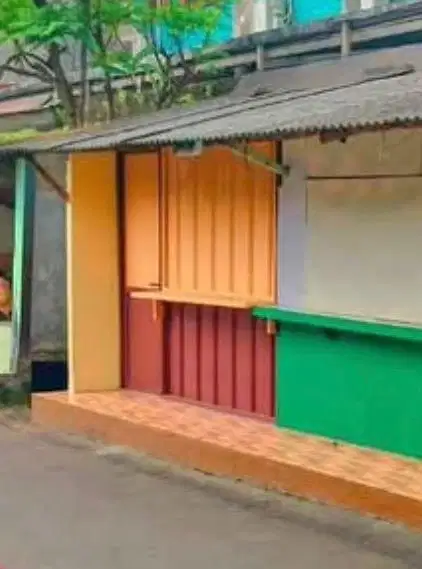 Penjaga jual pisang goreng
