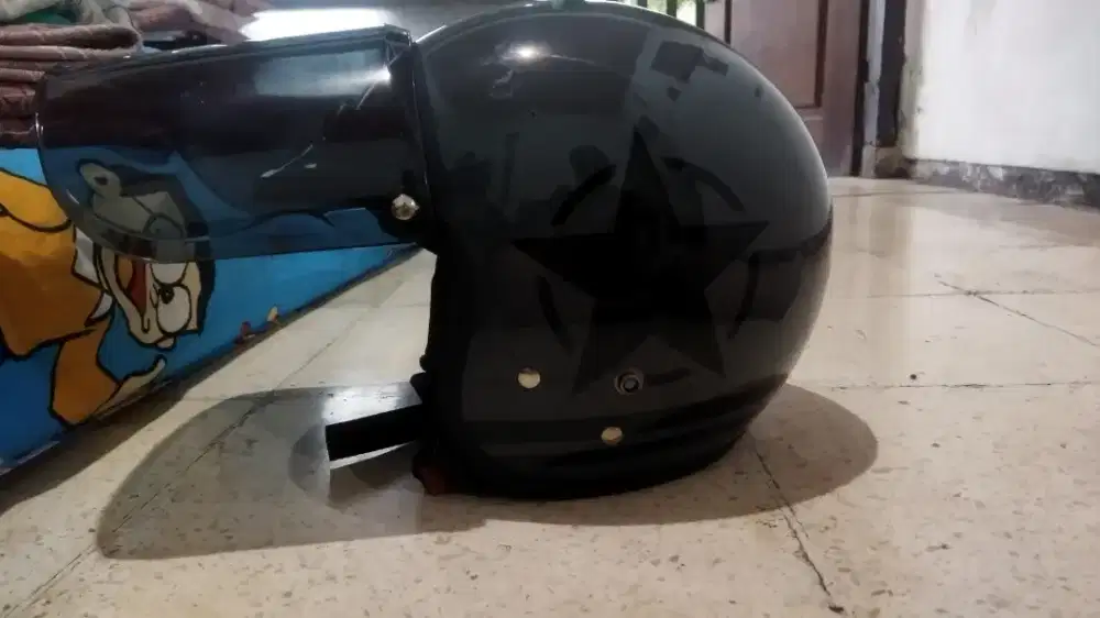 Helm ukuran L pemakaian 1 bulan kebesaran