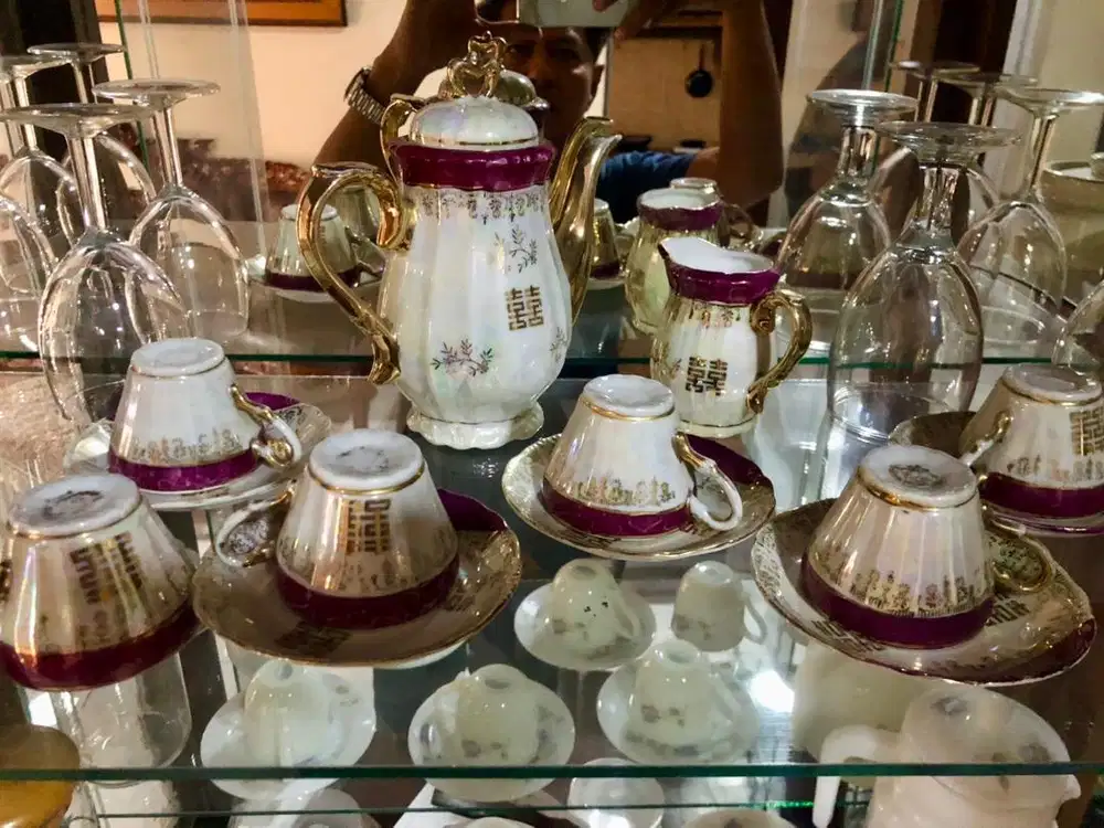 Jual satu set cangkir peninggalan keluarga