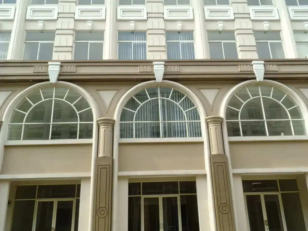 Disewakan Ruko Green Lake City sudah ada sekat partisi kaca, 7 unit ac, unit jarang ada