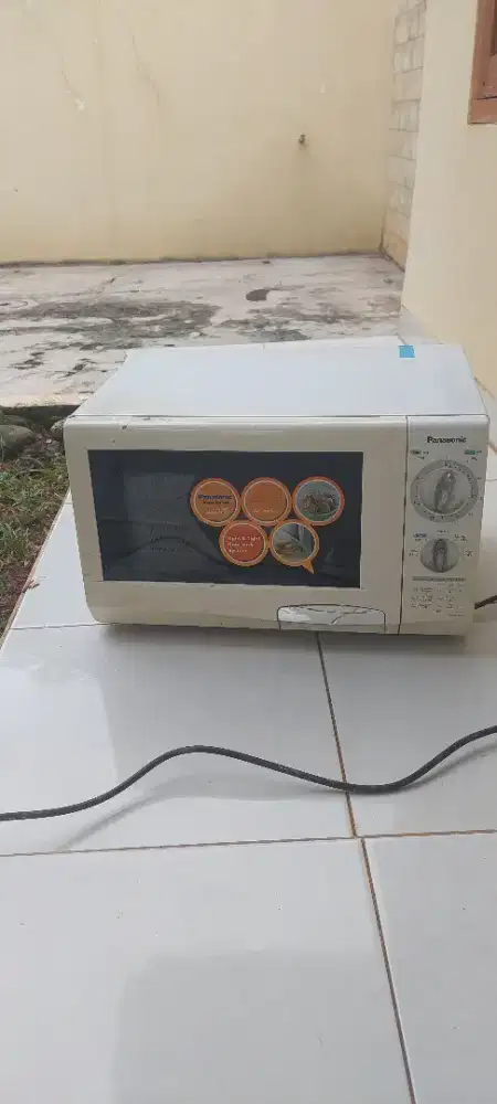 Microwave  Panasonic warna putih