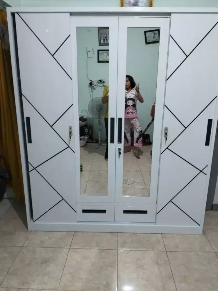 LEMARI PAKAIAN BAJU SLIDING BESI JUMBO 4 PINTU 160 KACA