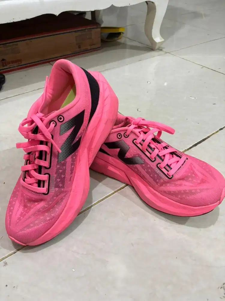 Sepatu lari NB.