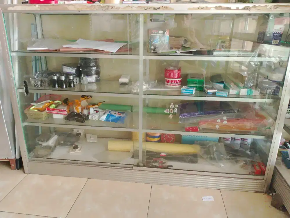 Etalase kaca aluminium