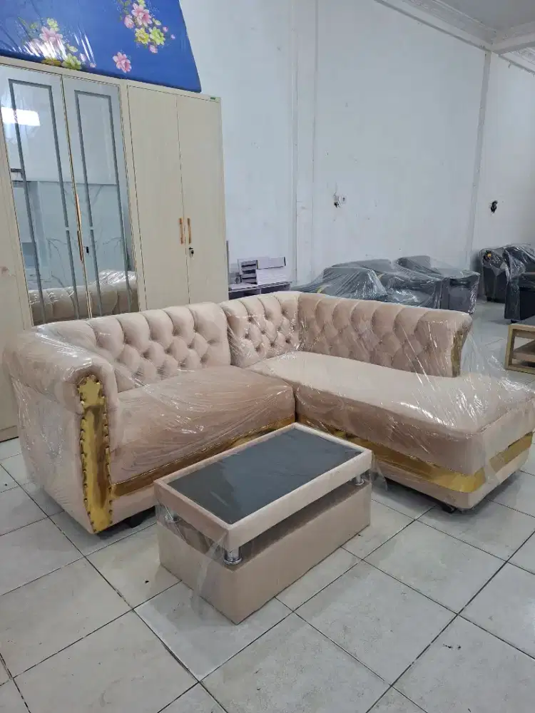 Sofa tamu L Sultan kancing seribu bahan full bludru glosy + meja