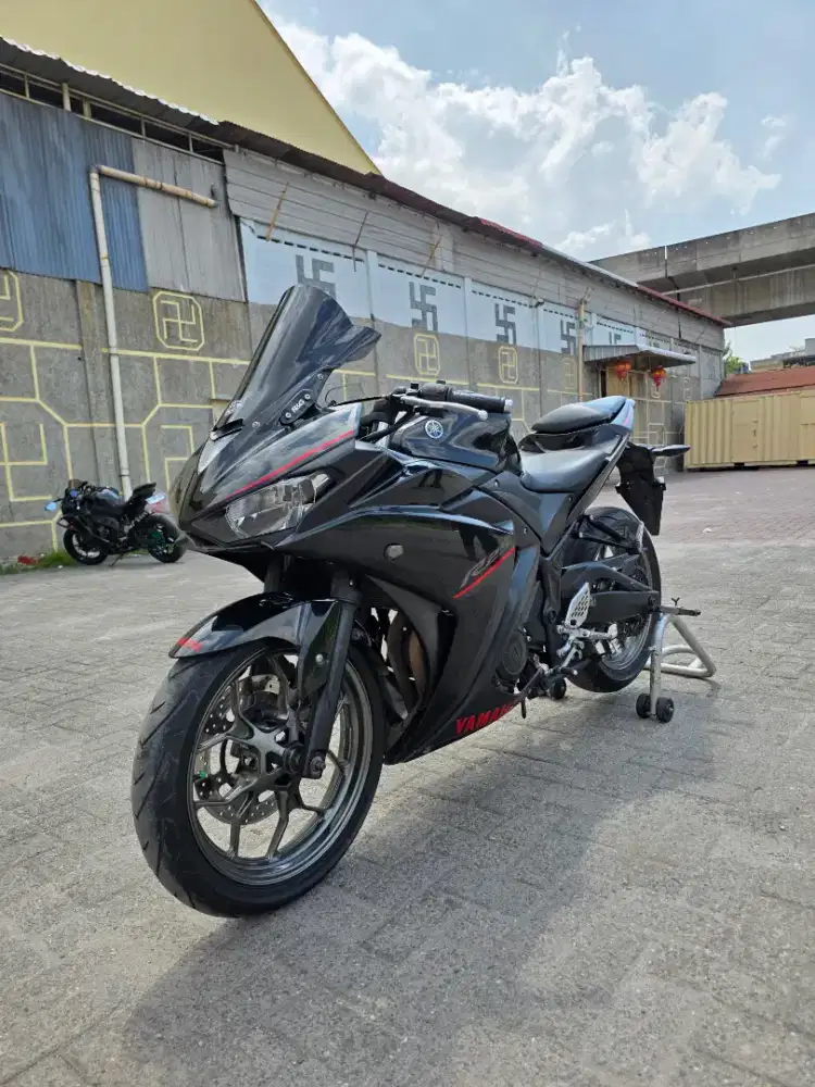 Yamaha R25 Hitam 2018