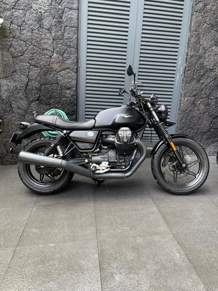 Moto Guzzi V7 Stone 2021