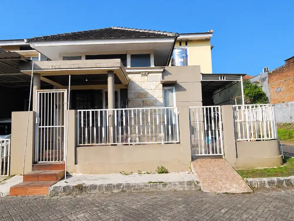 DIJUAL – Rumah 2 Lantai Semi Furnished Strategis di Green Living Residence
