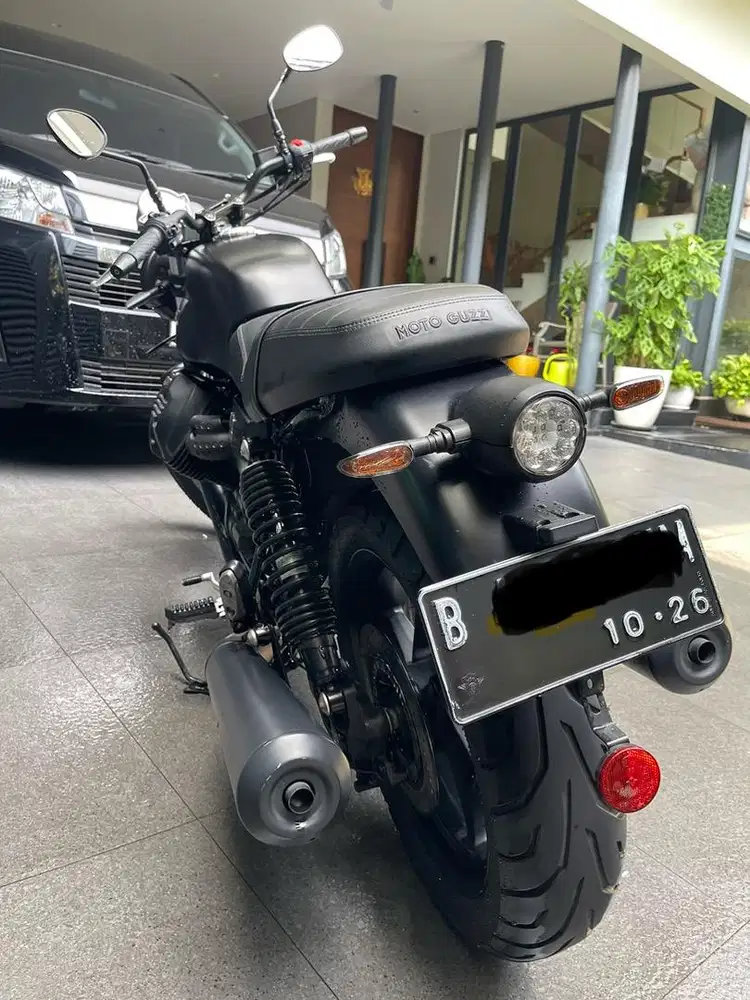 Moto Guzzi V7 Stone 2021