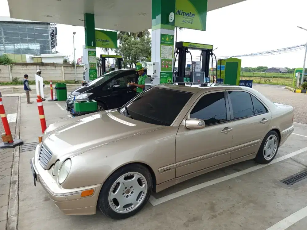 Mercedes benz E240 avantgarde