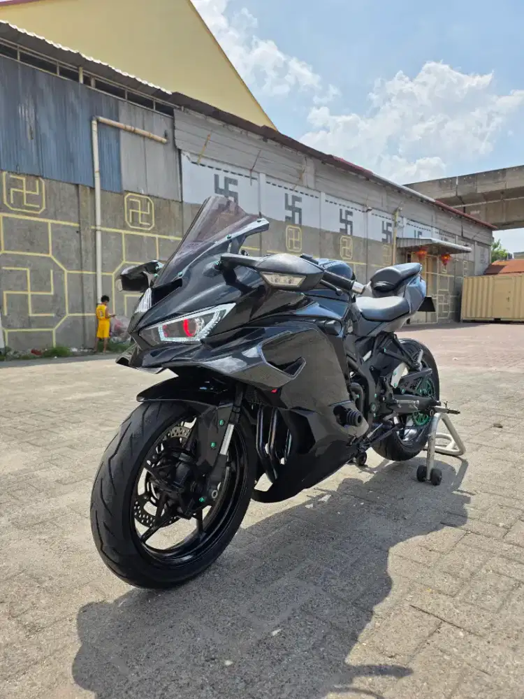 Kawasaki ZX25R TFT Hitam 2023