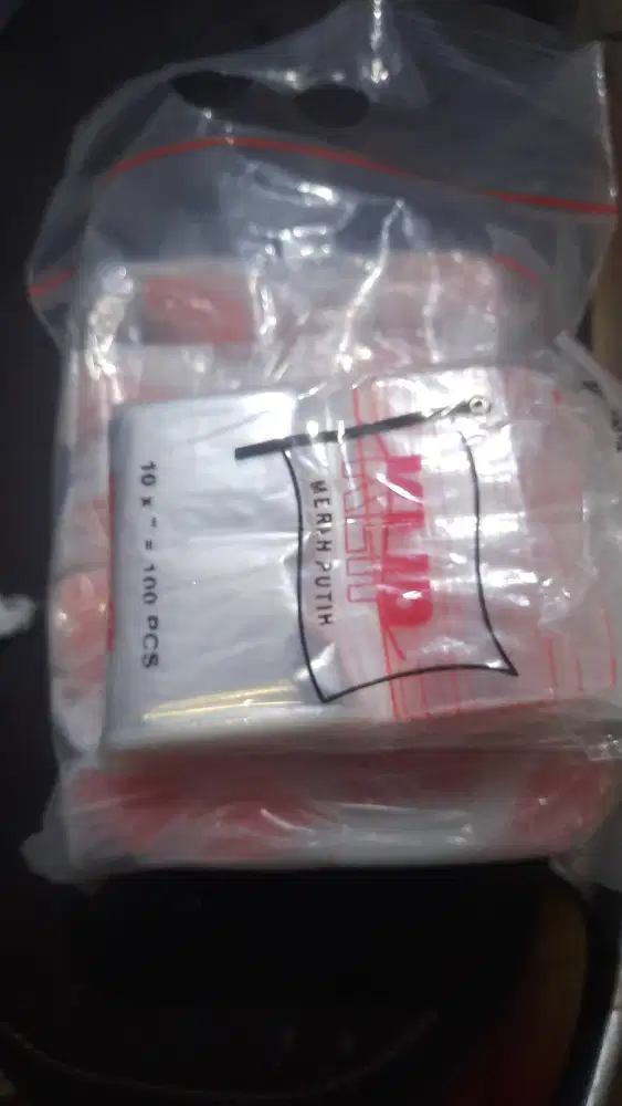 Dijual plaztik klip uk 7 x 10 cm merah putih