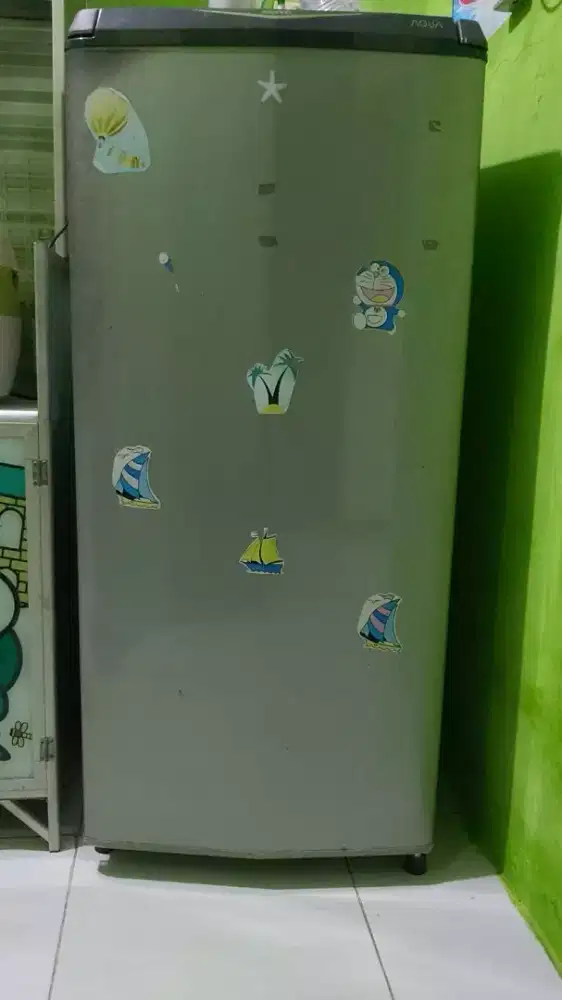 Kulkas 1 Pintu merek Sanyo
Kulkas normal dan dingin