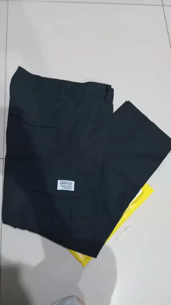 Celana cargo hitam