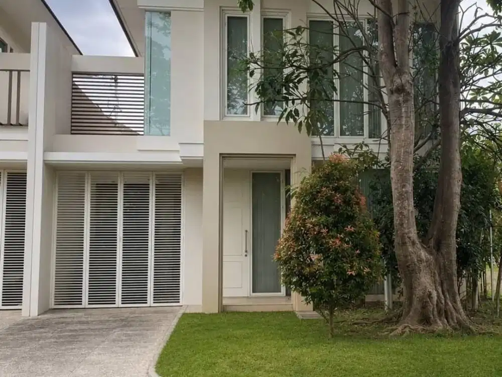 RUMAH DI PAKUWON CITY SURABAYA CLUSTER SANTIAGO ROSA , Taman belakang dan halaman luas