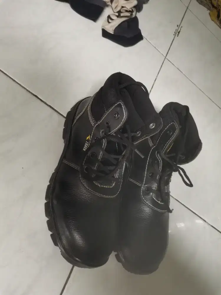 Sepatu safety merek Track tipe TR 106 H