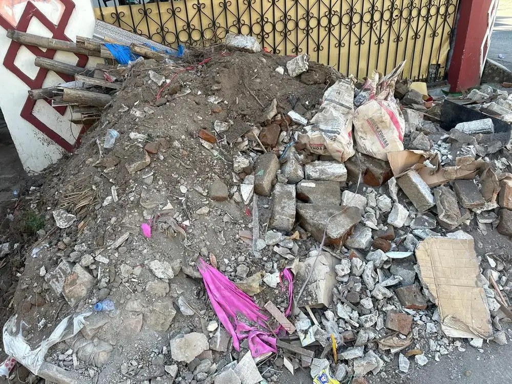 Timbunan batu bekas bangunan