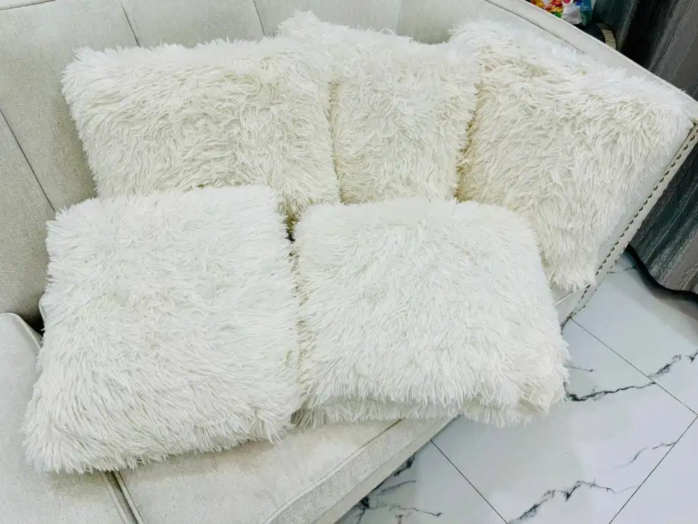 5 Pcs Bantal Sofa Bulu Halus / Cushion Fluffy Putih - Second Like New