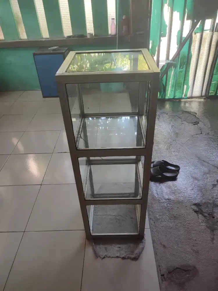 Lemari kaca bekas jual beras