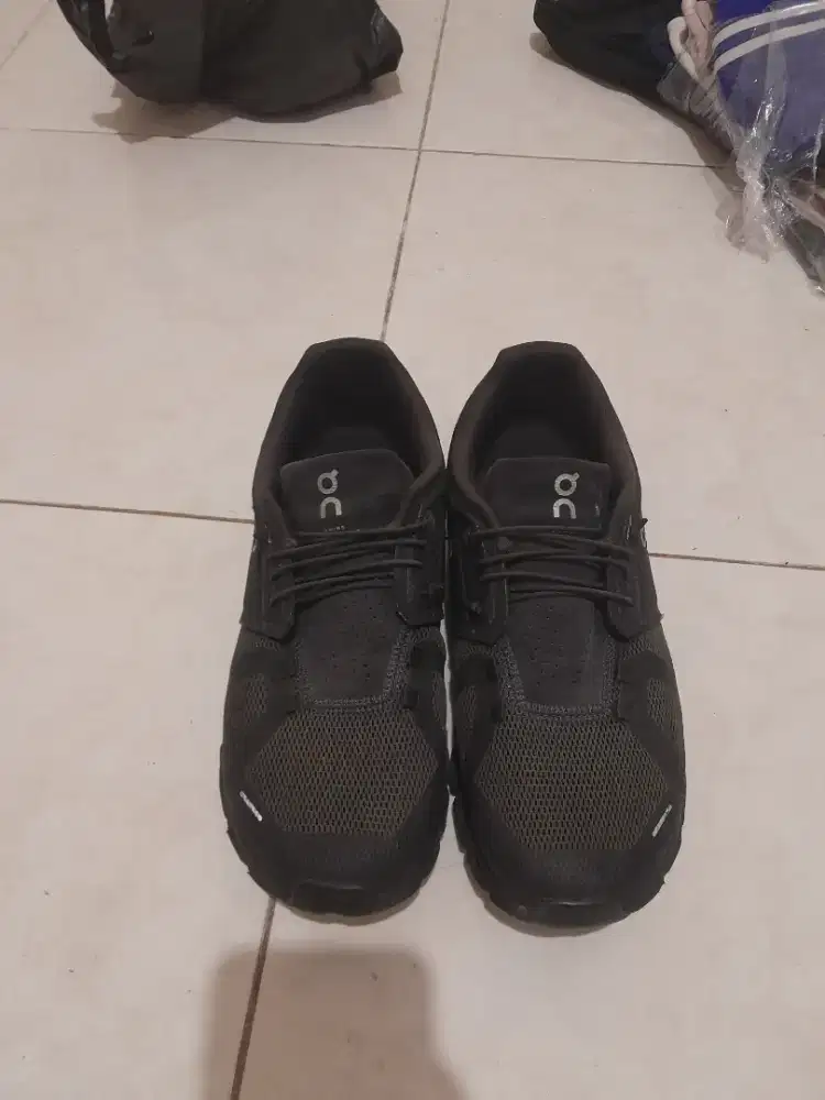 Sepatu second oncloud size 42