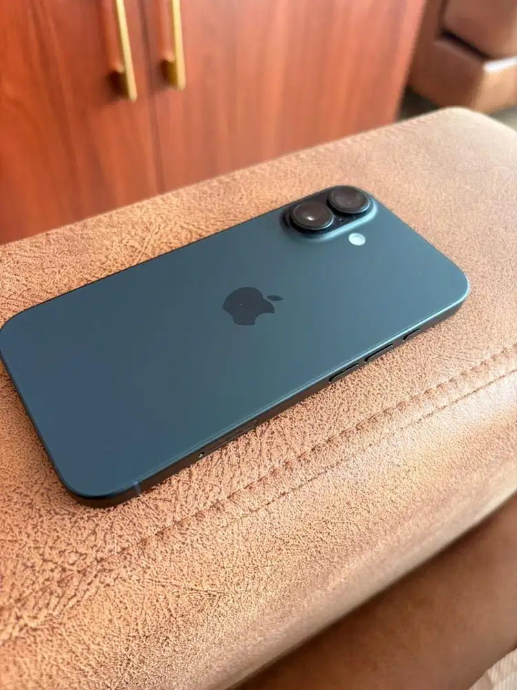 iPhone 16 warna hitam baru