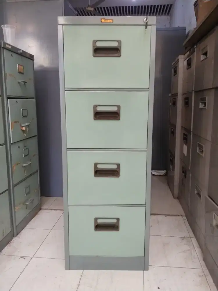 Dijual filing kabinet loker besi 
Jual 1200 bagus stok ada