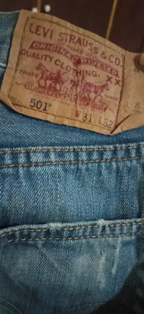 Levis 501 ripped jeans