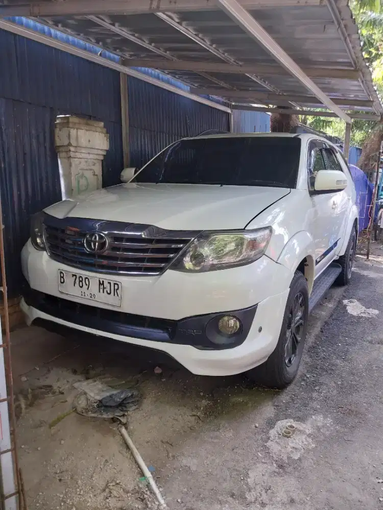 DIJUAL TOYOTA FORTUNER 2011 HARGA MANTAB!