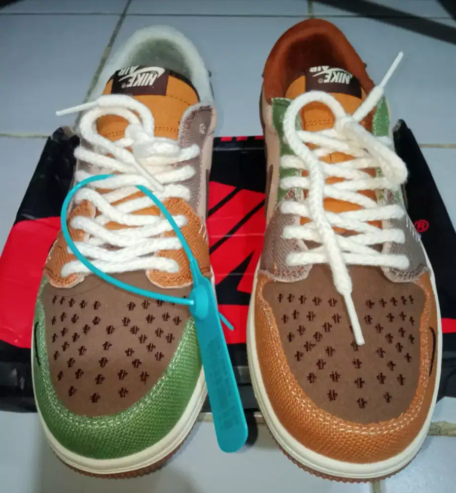Sneakers pria, size 42, merk nike air force one, kondisi baru.