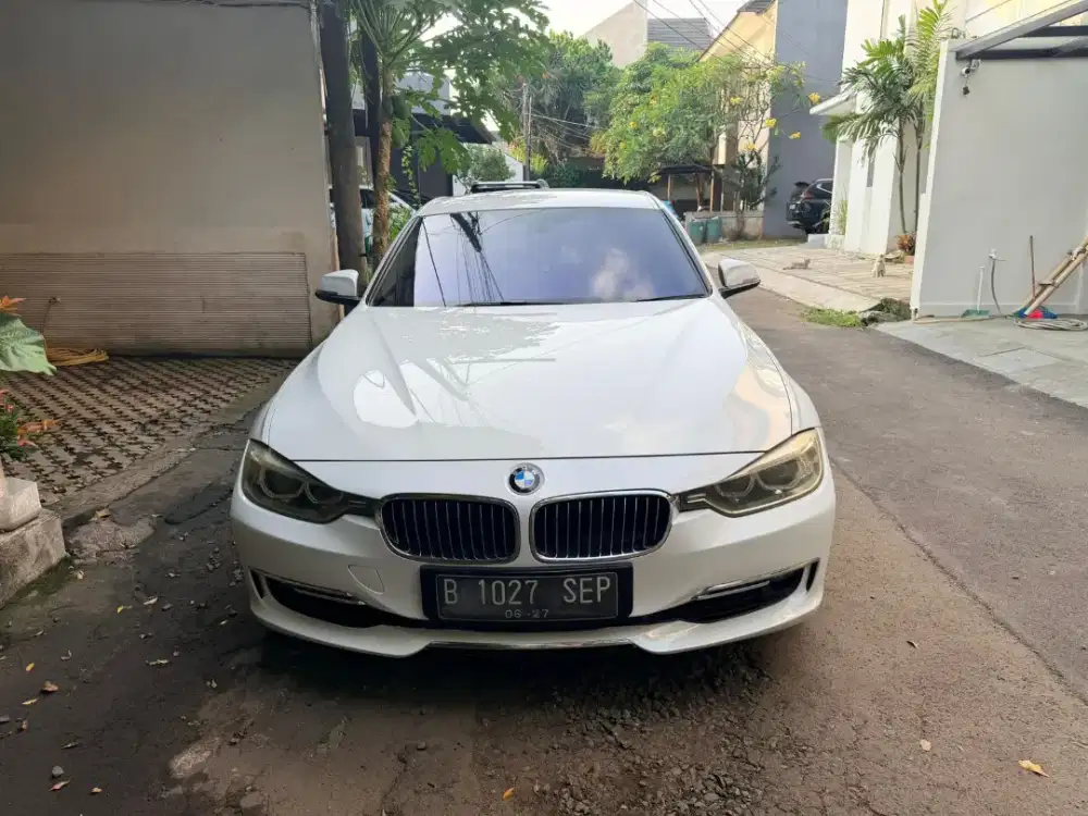 BMW 320i 2.0 Luxury Sedan F30 2013