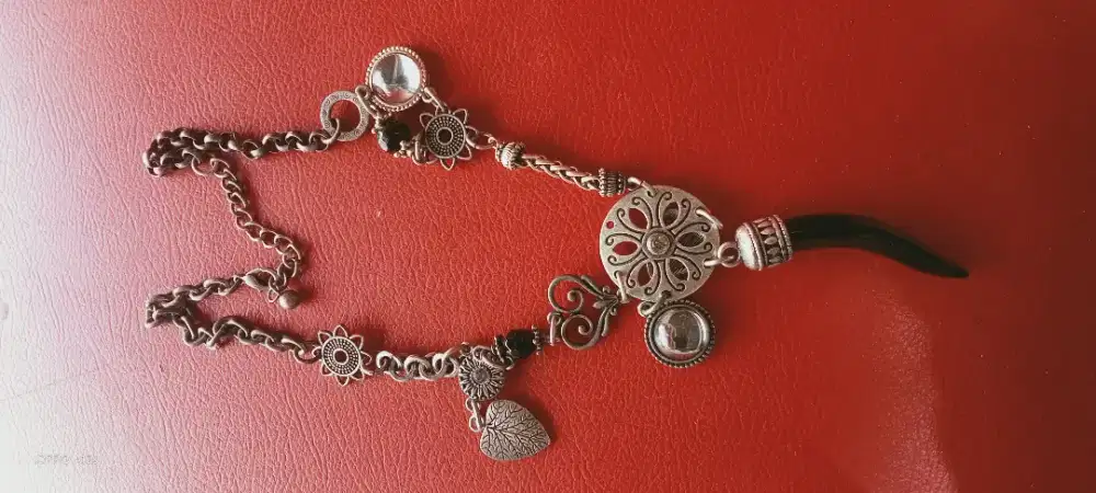 Kalung barang antik kondisi bagus